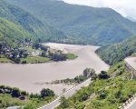 बसले ठक्कर दिएपछि सुनकोशीमा खस्यो कार
