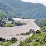 बसले ठक्कर दिएपछि सुनकोशीमा खस्यो कार