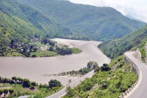 बसले ठक्कर दिएपछि सुनकोशीमा खस्यो कार
