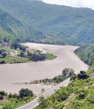 बसले ठक्कर दिएपछि सुनकोशीमा खस्यो कार