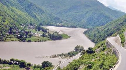 बसले ठक्कर दिएपछि सुनकोशीमा खस्यो कार