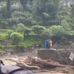 कास्कीमा बाढीले दुई वटा पुल बगायो, मन्दिरमा फसेका तीनजनाको उद्धार हुँदै