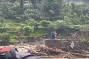 कास्कीमा बाढीले दुई वटा पुल बगायो, मन्दिरमा फसेका तीनजनाको उद्धार हुँदै