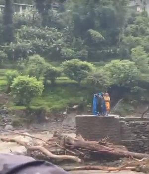 कास्कीमा बाढीले दुई वटा पुल बगायो, मन्दिरमा फसेका तीनजनाको उद्धार हुँदै