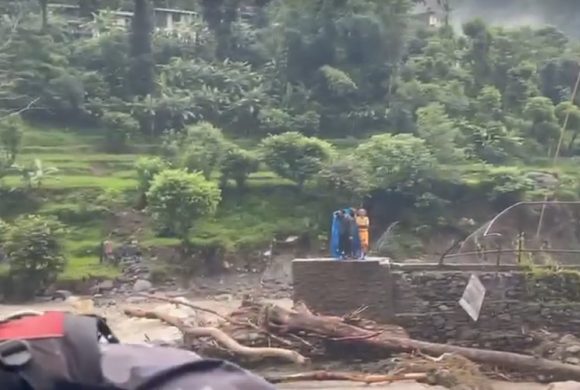 कास्कीमा बाढीले दुई वटा पुल बगायो, मन्दिरमा फसेका तीनजनाको उद्धार हुँदै