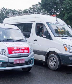 बाढीग्रस्त क्षेत्रमा अलपत्र यात्रुलाई काठमाडौं महानगरको निःशुल्क यातायात