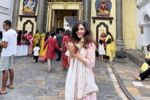 बलिउड अभिनेत्री पूजा चोपडाद्वारा पशुपतिनाथको दर्शन