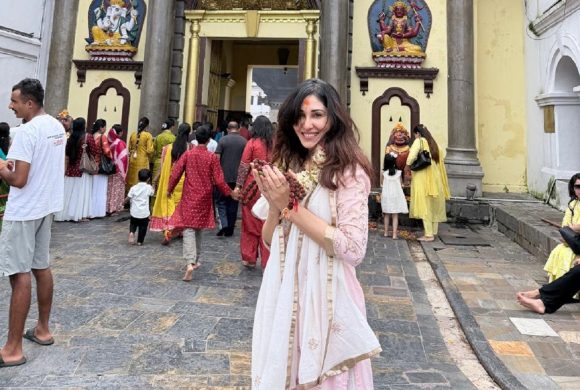 बलिउड अभिनेत्री पूजा चोपडाद्वारा पशुपतिनाथको दर्शन