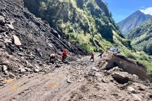 पहिराबाट विभिन्न ठाउँका सडक अवरुद्ध