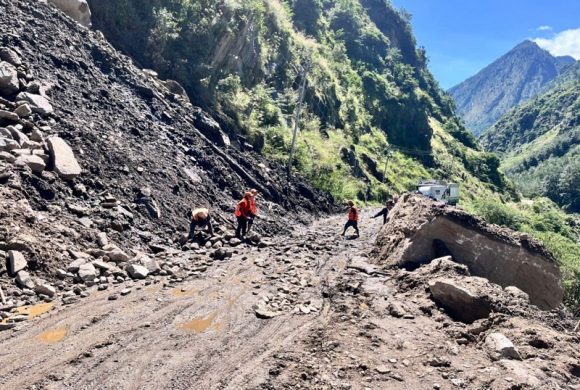 पहिराबाट विभिन्न ठाउँका सडक अवरुद्ध