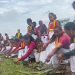 पूजाका सामग्री विसर्जन गरी अष्टिम्कीलाई बिदाइ गर्दै थारू समुदाय