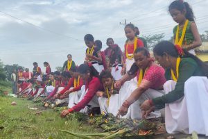 पूजाका सामग्री विसर्जन गरी अष्टिम्कीलाई बिदाइ गर्दै थारू समुदाय