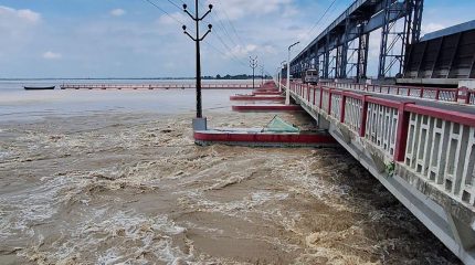 कोशी नदीमा पानीको सतह बढ्यो, ३० ढोका खोलियो