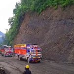 कृष्णभीरको पहिरो हटाएर रोकिएका सवारीसाधन गतव्यतर्फ पठाइयो