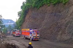 कृष्णभीरको पहिरो हटाएर रोकिएका सवारीसाधन गतव्यतर्फ पठाइयो