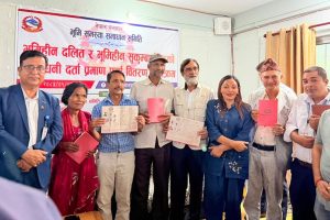 मकवानपुरगढ़ीमा लालपुर्जा वितरण, ६ सुकुम्बासी परिवार बने जग्गाधनी