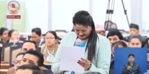 आफ्नो अपमान गरेको भन्दै संसद्मै भावुक बनिन् जेनजी शहिदकी आमा
