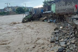 बुटवलमा तिनाउ नदीको बाढीले दुई घर बगायो, तीन घरमा क्षति
