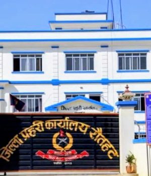 गौर भन्सारमा चेकजाँच गर्दा २ लाख ५४ हजार नगदसहित दुई जना पक्राउ