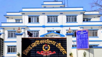 गौर भन्सारमा चेकजाँच गर्दा २ लाख ५४ हजार नगदसहित दुई जना पक्राउ