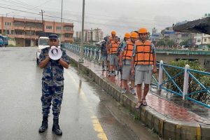 अविरल वर्षाले देशका मुख्य राजमार्गहरू थप्प : पृथ्वी राजमार्गका चार स्थानमा पहिरो, बीपी राजमार्गको डाइभर्सन बगायो