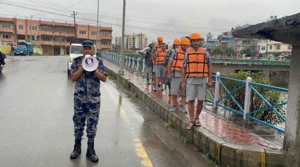 अविरल वर्षाले देशका मुख्य राजमार्गहरू थप्प : पृथ्वी राजमार्गका चार स्थानमा पहिरो, बीपी राजमार्गको डाइभर्सन बगायो