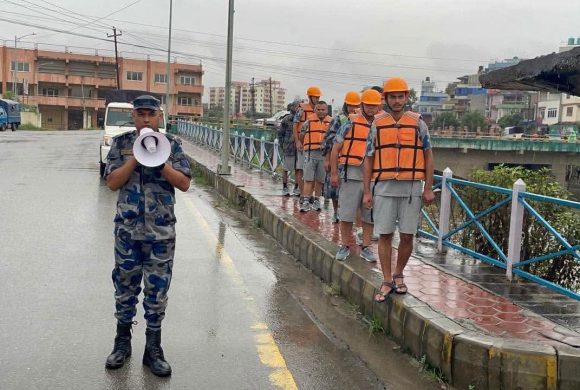 अविरल वर्षाले देशका मुख्य राजमार्गहरू थप्प : पृथ्वी राजमार्गका चार स्थानमा पहिरो, बीपी राजमार्गको डाइभर्सन बगायो