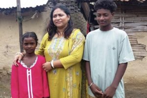 भोटेकोशी बाढीमा बुबा गुमाएका राजविराजका दुई बालबालिकाको जिम्मेवारी डा. बबी सिंहले लिने