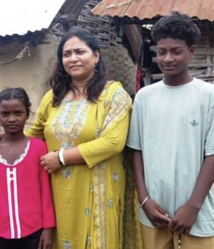 भोटेकोशी बाढीमा बुबा गुमाएका राजविराजका दुई बालबालिकाको जिम्मेवारी डा. बबी सिंहले लिने
