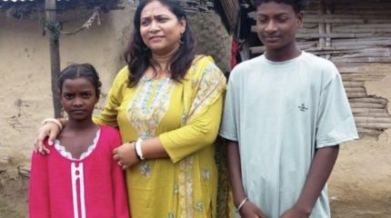 भोटेकोशी बाढीमा बुबा गुमाएका राजविराजका दुई बालबालिकाको जिम्मेवारी डा. बबी सिंहले लिने