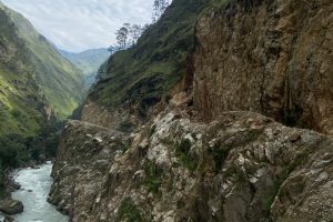 कर्णाली करिडोरः छारेभीरको  पहिरो पन्छाउनै सकस, हुम्ला आउजाउ गर्ने यात्रु तथा सवारीसाधन प्रभावित