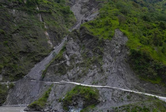 पहिरोका कारण सोलुखुम्बु-काठमाडौँ आवागमन बन्द