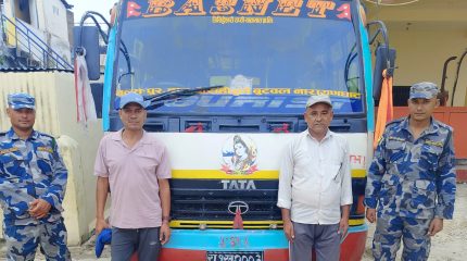 तस्करीमा प्रयोग भएको बससहित ७ लाखका सामान बरामद