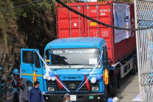 सीमापारि रोकिए चाडपर्वका सामान बोकेका ४५ कन्टेनर