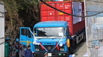 सीमापारि रोकिए चाडपर्वका सामान बोकेका ४५ कन्टेनर