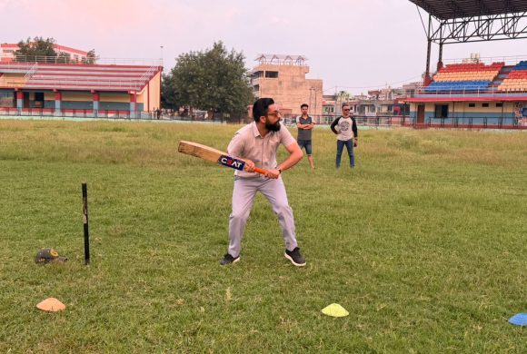 मन्त्री पोखरेलद्वारा देउखुरी क्रिकेट रङ्गशालाको निरीक्षण