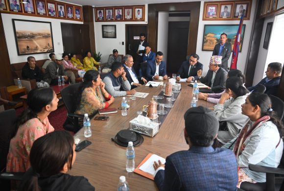 भोटेकोशी बाढीमा आफन्त गुमाएका परिवारलाई एक्लो महसुस नगर्न अर्थमन्त्री डा. वाग्लेको आग्रह
