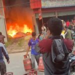 भक्तपुरको जगातीमा आगलागी, ग्यास सिलिन्डर पसल नजिकै भएकाले स्थानीय त्रसित