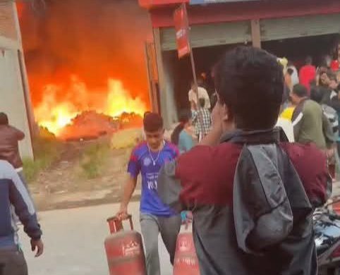 भक्तपुरको जगातीमा आगलागी, ग्यास सिलिन्डर पसल नजिकै भएकाले स्थानीय त्रसित