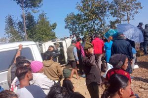 विराटनगरबाट शव बोकेर भोजपुर जाँदै गरेको एम्बुलेन्स धनकुटामा दुर्घटना, चालक गम्भीर