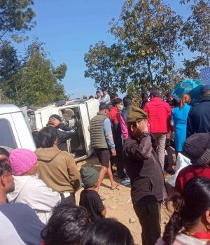 विराटनगरबाट शव बोकेर भोजपुर जाँदै गरेको एम्बुलेन्स धनकुटामा दुर्घटना, चालक गम्भीर
