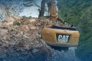 मुगुमा स्काईभेटरसहित पहिरोमा पुरिएका चालकको गम्भीर अवस्थामा उद्धार