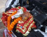 महानवमीमा भद्रकालीमा सवारीसाधनको पूजा गर्नेको भीड