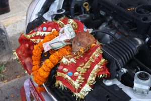 महानवमीमा भद्रकालीमा सवारीसाधनको पूजा गर्नेको भीड