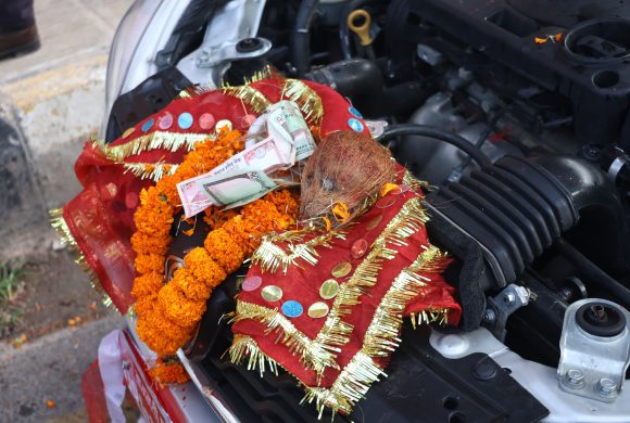 महानवमीमा भद्रकालीमा सवारीसाधनको पूजा गर्नेको भीड