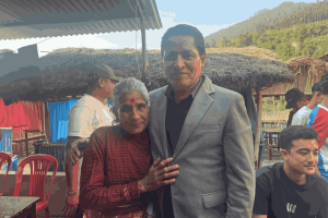बाढीले घरबार गुमाएकी नानी कान्छीलाई घर बनाइदिने ऋषि धमलाको घोषणा
