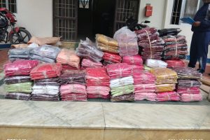 पाँच लाखभन्दा बढीको भन्सार छलीका कपडासहित मोटरसाइकल बरामद
